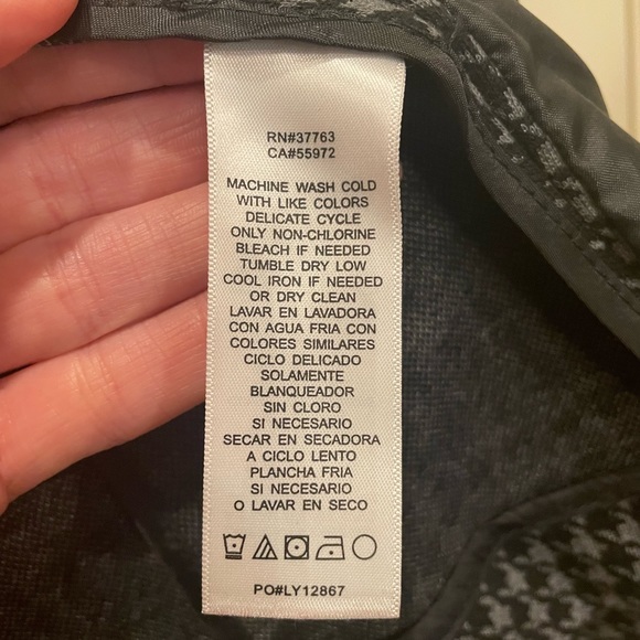 Soft knit jacket blazer by Laundry in 8. Houndstooth w/ black sleeves & accents. - Picture 5 of 5